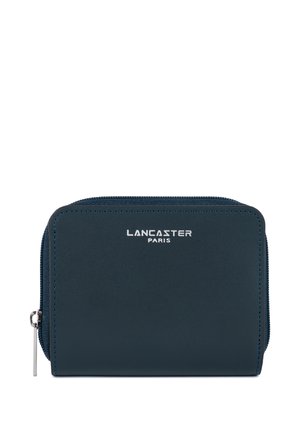 Compact marineblauwe leren portemonnee met ritssluiting, gestikte randen en zilveren "Lancaster Paris" logo aan de voorkant.