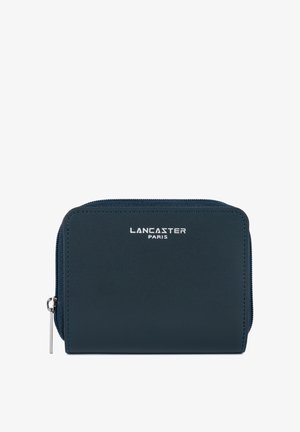 Portefeuille compact en cuir bleu marine avec bords cousus et logo argenté "Lancaster Paris" sur le devant.