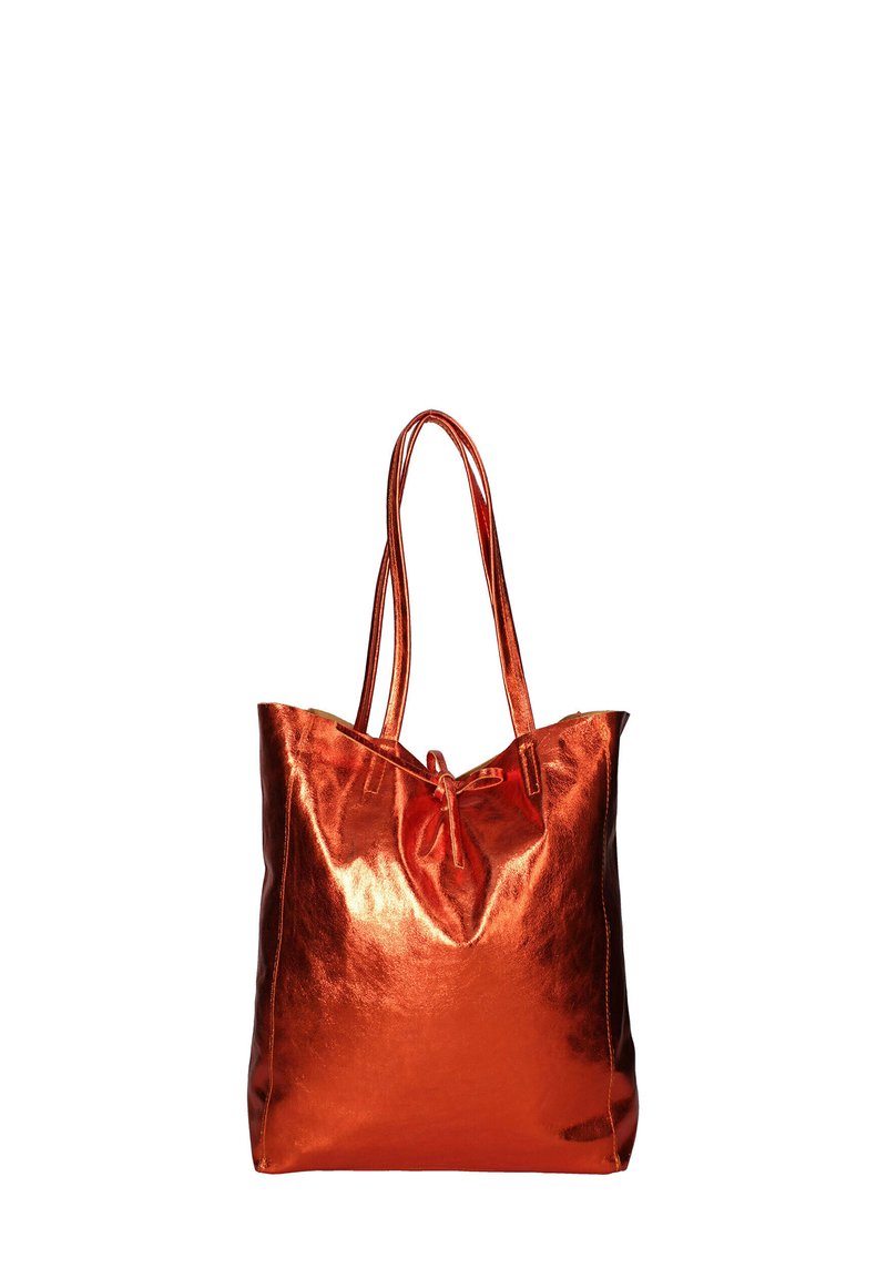Metalen oranje tote bag met twee schouderbanden, gestructureerde afwerking en een cinched bovenkant met een strikdetail. Eenvoudige rechthoekige vorm.