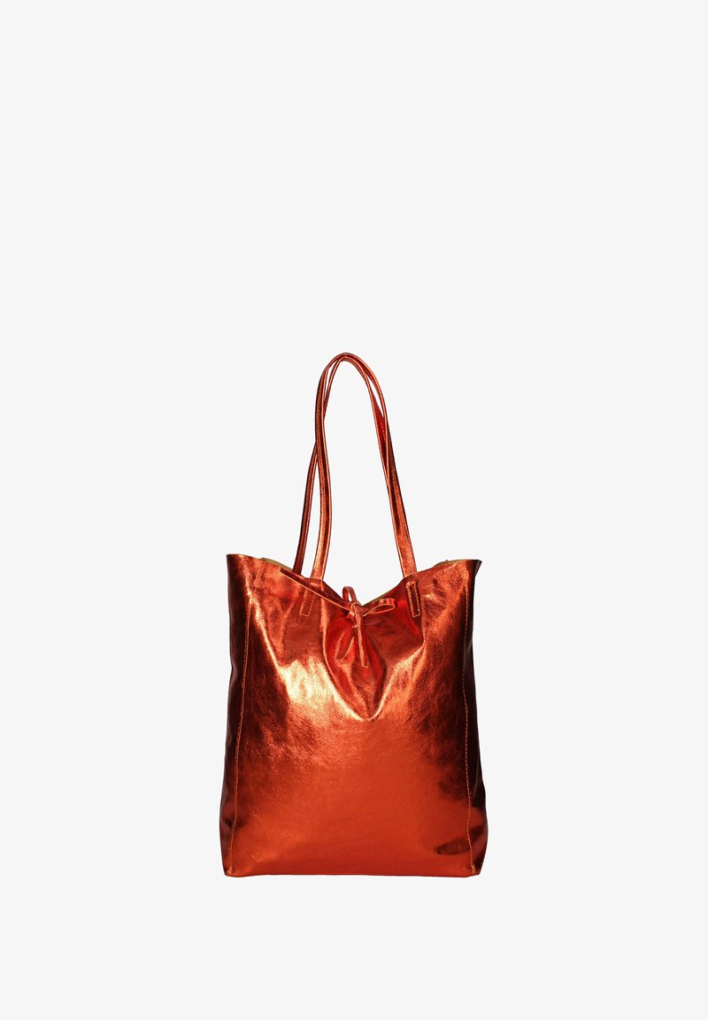 Metalen oranje tote bag met twee schouderbanden, gestructureerde afwerking en een cinched bovenkant met een strikdetail. Eenvoudige rechthoekige vorm.