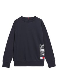 Granatowa bluza wykonana z bawełny, z żebrowanymi mankietami i ściągaczem. Z przodu znajduje się biały napis oraz małe, trójkolorowe logo z boku.