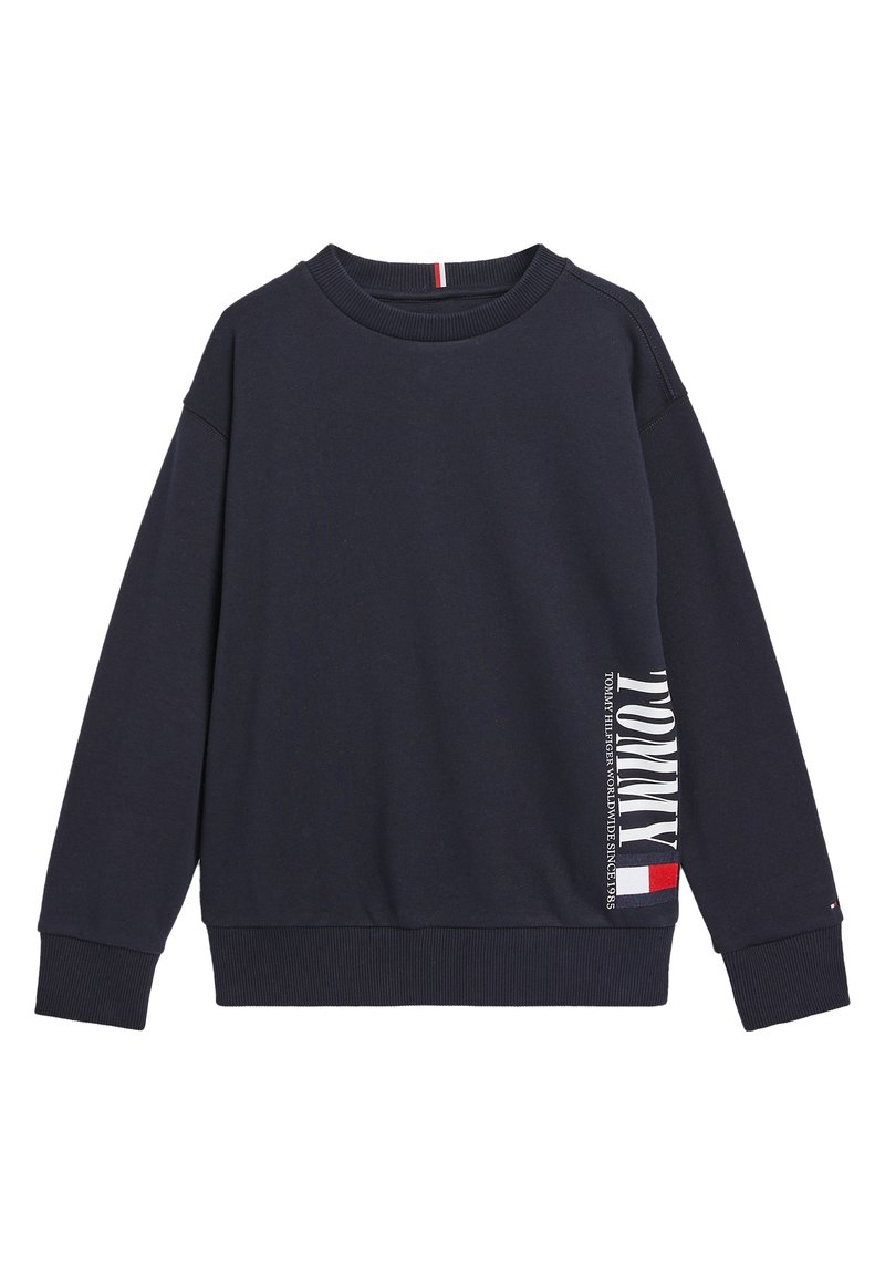 Granatowa bluza wykonana z bawełny, z żebrowanymi mankietami i ściągaczem. Z przodu znajduje się biały napis oraz małe, trójkolorowe logo z boku.