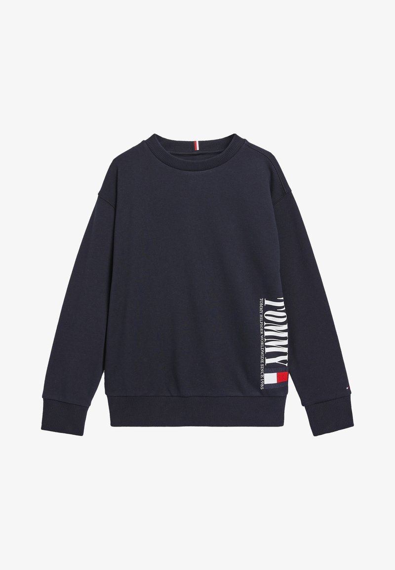 Granatowa bluza wykonana z bawełny, z żebrowanymi mankietami i ściągaczem. Z przodu znajduje się biały napis oraz małe, trójkolorowe logo z boku.