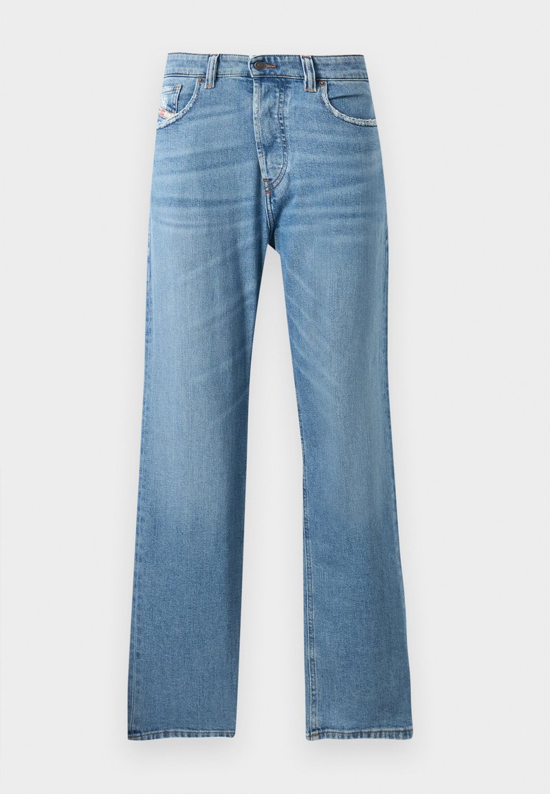 Hellblaue Denim-Jeans mit geradem Bein-Design, featuring eine normale Taille, fünf Taschen und subtilem Verblassen des Stoffes.