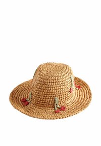 Chapeau en paille tressée avec une couronne arrondie et un large bord, ornée d'une broderie de fleurs rouges et d'accents verts sur un côté.