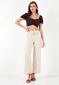 LELA SLIM FIT - Bluse - brown
