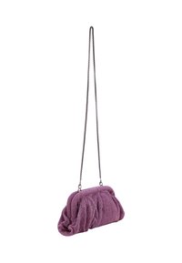 Borsa in tessuto viola con un design arricciato e una tracolla a catena. La texture è morbida e leggermente stropicciata, aggiungendo dimensione alla forma.