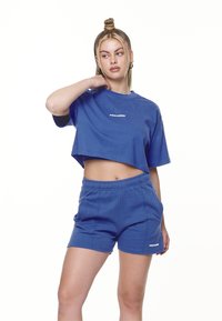 Pegador LAYLA CROPPED TEE - T-shirts - washed true blue/white