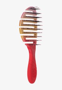 Rode haarborstel met een tekstuurgreep, voorzien van een licht oranje naar roze verloop, een ontwerp met brede tanden en flexibele zwarte haren.