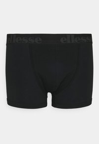 Svarta bomullsboxershorts med svart elastiskt midjeband som har det präglade varumärket "ellesse". Slät textur och åtsittande design.