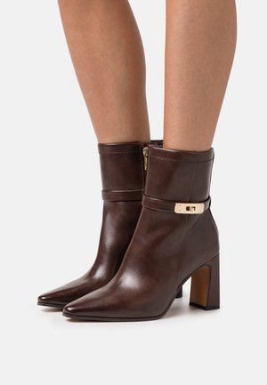 Marco Tozzi, Bottines à talons hauts - dark brown