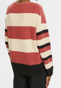 Gestrickter Pullover mit horizontalen Streifen in Kastanienbraun, Creme und Schwarz. Weiche Textur mit rundem Ausschnitt und lockerem Schnitt.