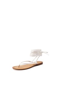 Sandalo piatto bianco con fasce sottili, suola piatta e soletta marrone. Le fasce si avvolgono attorno alla caviglia per una vestibilità sicura. Design minimalista.