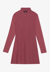 Långärmad klänning med ståkrage i en djup rosfärg med en strukturerad, ribbad mönster. Utsvängd silhuett, midja-längd, avslappnad design.