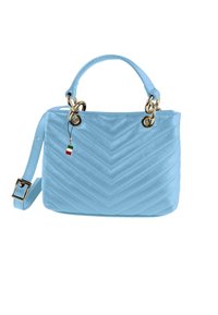 Lichtblauwe gewatteerde handtas met gouden hardware, bovenhandvat, afneembare schouderband en een kleine Italiaanse vlag charm bevestigd.