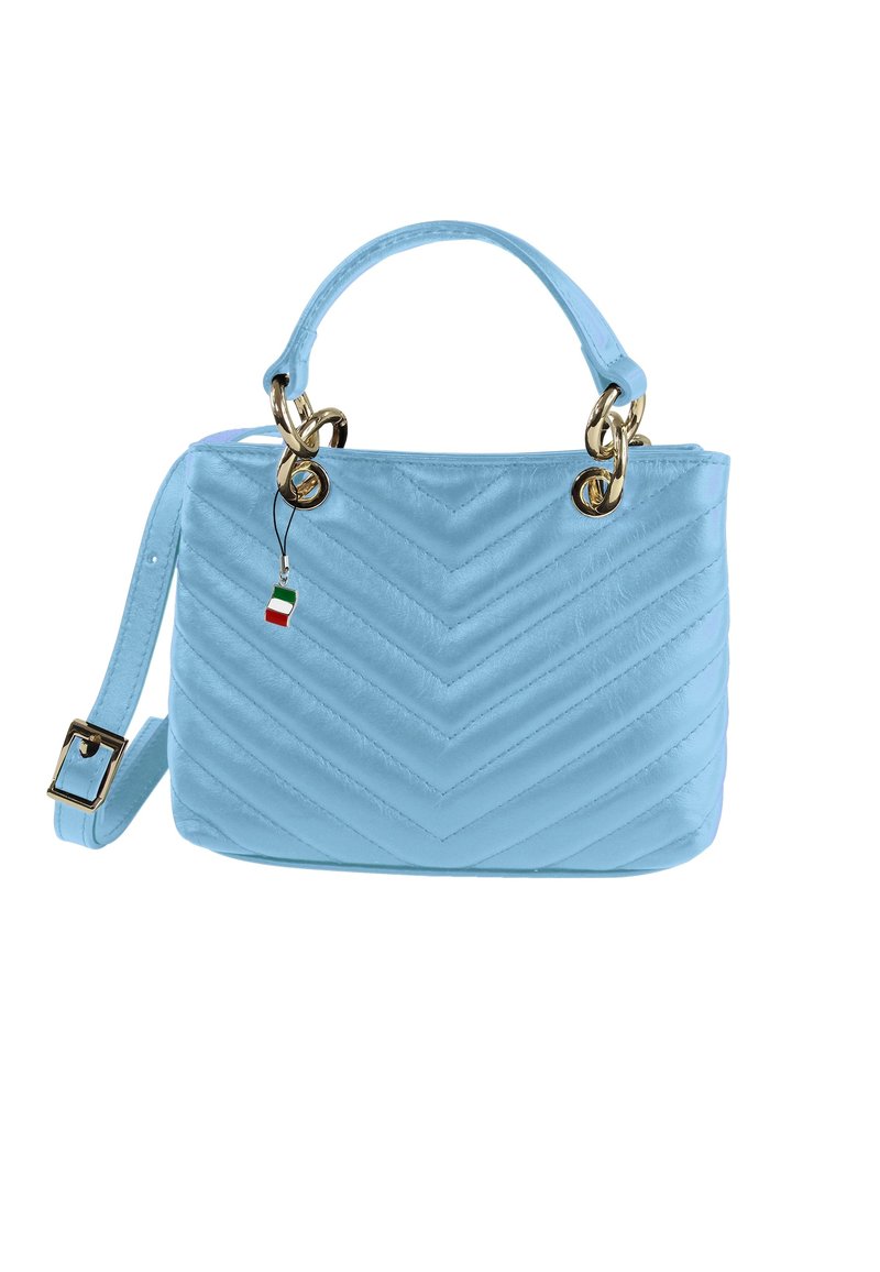 Lichtblauwe gewatteerde handtas met gouden hardware, bovenhandvat, afneembare schouderband en een kleine Italiaanse vlag charm bevestigd.