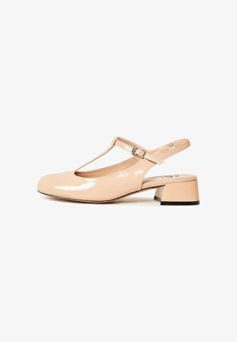 Chaussure slingback en cuir verni beige avec un bout carré et un petit talon carré ; dotée d'une bride en T et d'une boucle de cheville ajustable.