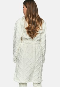 Witte pluche badjas met diamantstructuur, met een tailleband en lange mouwen, getoond vanaf de achterkant. Zachte stof met een gezellige uitstraling.