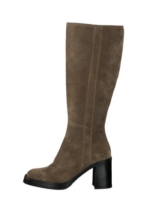 Botte haute en daim marron jusqu'au genou avec talon bloc et bout arrondi, présentant des coutures visibles et une semelle noire.