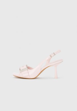 Vaaleanpunaiset patenttinahkaiset slingback-korkokengät avoimella varpaalla, koristelisällä ja hopeisilla metalliosilla, ohuella 3 tuuman korolla.