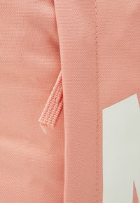 Nike Sportswear UNISEX - Mochila - madder root/black