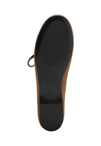 Pantof brown din suede cu talpă din cauciuc neagră. Design cu vârf rotund și un accent subtil sub formă de fundiță pe lateral. Suprafațe netede și texturate.