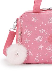 Borsa a tracolla rosa con motivi di gatti bianchi e stelle, dotata di un morbido portachiavi pom-pom rosa fluffy con una campanella argentata.