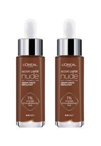 Deux flacons en verre de sérum L'Oréal Paris, liquide brun foncé, capuchons argentés, bouchons compte-gouttes, étiquettes avec du texte blanc, indiquant 1 % d'acide hyaluronique.