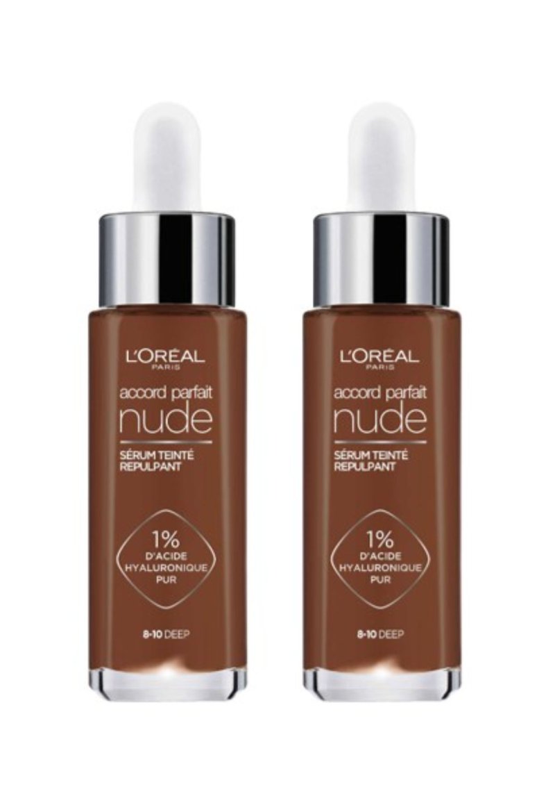 Deux flacons en verre de sérum L'Oréal Paris, liquide brun foncé, capuchons argentés, bouchons compte-gouttes, étiquettes avec du texte blanc, indiquant 1 % d'acide hyaluronique.