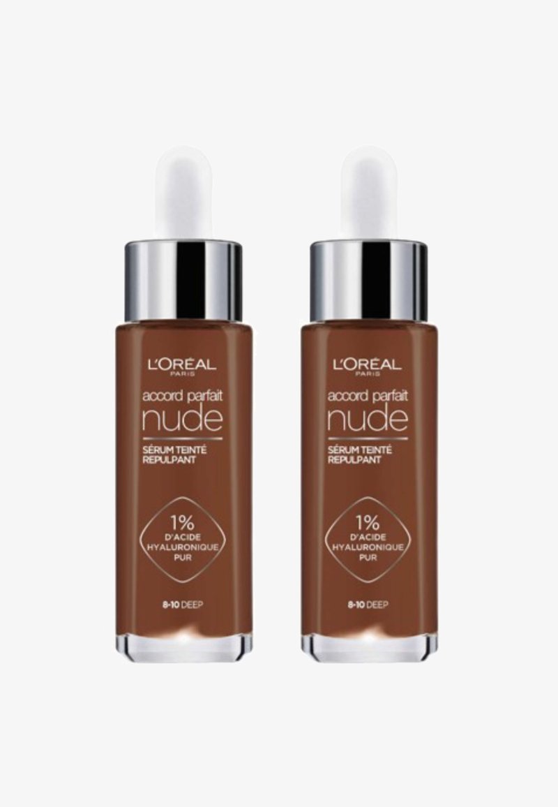 Deux flacons en verre de sérum L'Oréal Paris, liquide brun foncé, capuchons argentés, bouchons compte-gouttes, étiquettes avec du texte blanc, indiquant 1 % d'acide hyaluronique.