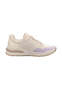 Hellbeige Sneaker mit einer Wildleder-Textur, lavendelfarbenen Akzenten und grauen Schnürsenkeln. Besitzt eine dicke weiße Sohle und ein abgerundetes Zehen-Design.