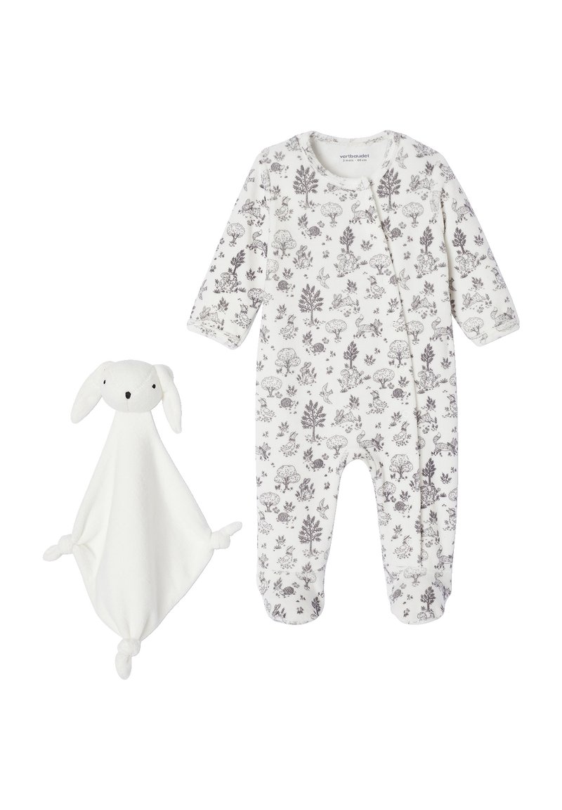 Weißer Baby-Overall mit grauem botanischem Druck und langen Ärmeln, kombiniert mit einer weißen Sicherheitsdecke aus weichem Stoff in Form eines Hasen.
