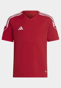 Rotes Sporttrikot mit V-Ausschnitt, weißen drei Streifen an den Schultern und Adidas-Logo auf der Brust. Hergestellt aus atmungsaktivem Stoff.