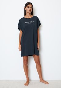 Czarna szara bawełniana sukienka T-shirt z okrągłym dekoltem, krótkimi rękawami i nadrukiem "Marc O'Polo EST. W STOCKHOLM" w białym kolorze.