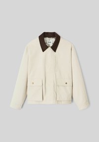 Veste beige avec un col en velours côtelé marron, deux poches avant et une fermeture à boutons. Le tissu semble lisse et légèrement texturé.