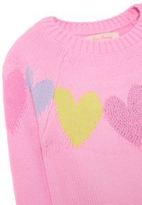 Roze gebreide trui met hartpatronen in lavendel, geel en roze, met strasaccenten op één hart. Ronde halslijn en ribgebreide manchetten.