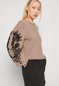 Object OBJJOANA  - Pullover - fossil/black