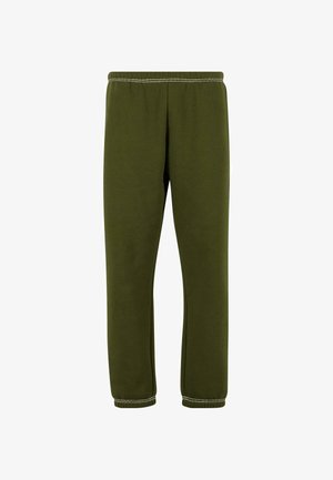 Olivnozeleni trenirki iz mehkega blaga. Imajo elastičen pas in rebraste manšete pri gležnjih. Brez žepov ali dodatnih podrobnosti.