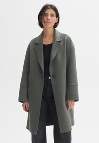 Grau Wollmantel mit Reverskragen, einem Knopfverschluss und lockerer Passform. Verfügt über breite Ärmel und eine glatte Textur.