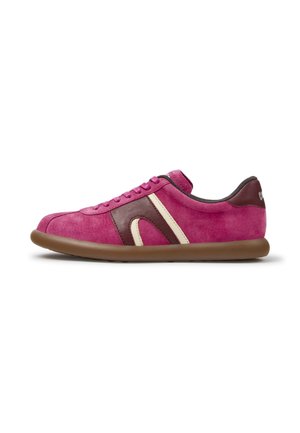 Zapatilla baja de ante rosa con franja lateral marrón y crema, suela acolchada marrón y cierre de cordones.