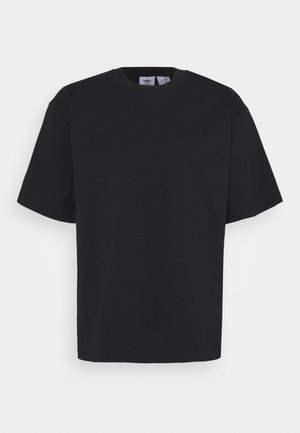 Czarna koszulka Adidas z krótkim rękawem, z okrągłym dekoltem i małym tonalnym logo na lewej piersi, na białym tle.