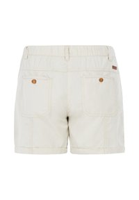 Lichtbeige shorts met een elastische tailleband, opgerolde mouwen, twee achterzakken met bruine knopen en een klein merklabel aan de achterkant.