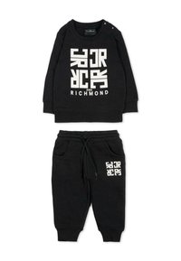 Sort bomulds sweatshirt og joggers sæt, der har fed hvid grafisk tekst. Sweatshirten har rund hals og skulderknapper; joggersne har lommer.