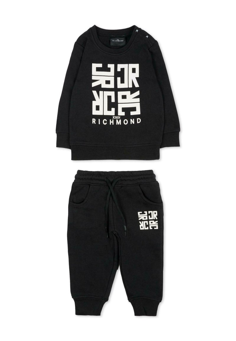 Sort bomulds sweatshirt og joggers sæt, der har fed hvid grafisk tekst. Sweatshirten har rund hals og skulderknapper; joggersne har lommer.