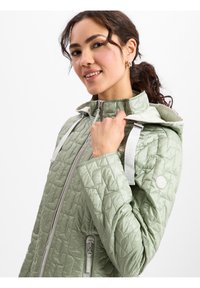 Helle grüne wattierte Jacke mit Kapuze, ausgestattet mit einem Frontreißverschluss, verstellbaren Kordeln und einem Logoakzent auf der Schulter.