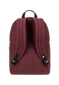 Sac à dos en velours côtelé bordeaux avec des bretelles rembourrées et réglables, une poignée supérieure et une surface texturée avec des accents de couture.