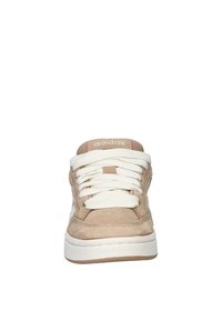 Beige suède sneaker met witte veters, een afgeronde neus en textuurelementen. Voorzien van het Adidas-logo op de tong en een rubberen buitenzool.