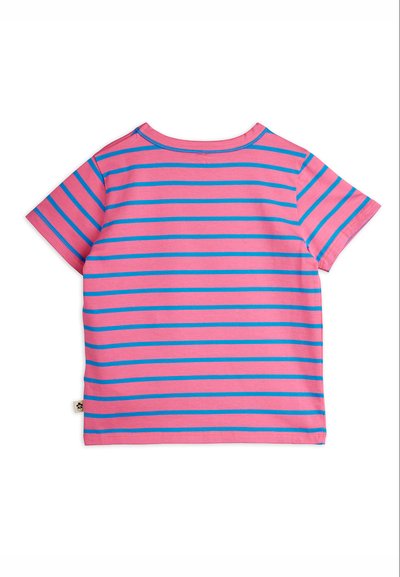 Ροζ κοντομάνικο πουκάμισο με ομοιόμορφα τοποθετημένες οριζόντιες μπλε ρίγες και μια μικρή μπεζ ετικέτα στο κάτω αριστερό μέρος.