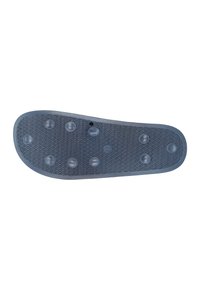 Suola in gomma di colore blu scuro, con una superficie testurizzata caratterizzata da motivi a diamante e punti di grip circolari per una migliore aderenza e durabilità.