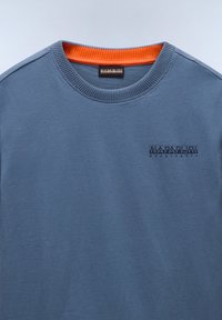 Blue cotton sweatshirt with ribbed orange collar, featuring a small embroidered NAPAPIJRI logo in dark blue on the front.